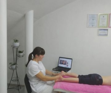 Дарія Михайленко проводить сеанс масажу пацієнту із плоскоступістю